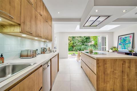 5 bedroom house to rent, Wyatt Drive, London