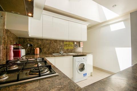 6 bedroom terraced house to rent, Harrow Road, Birmingham B29