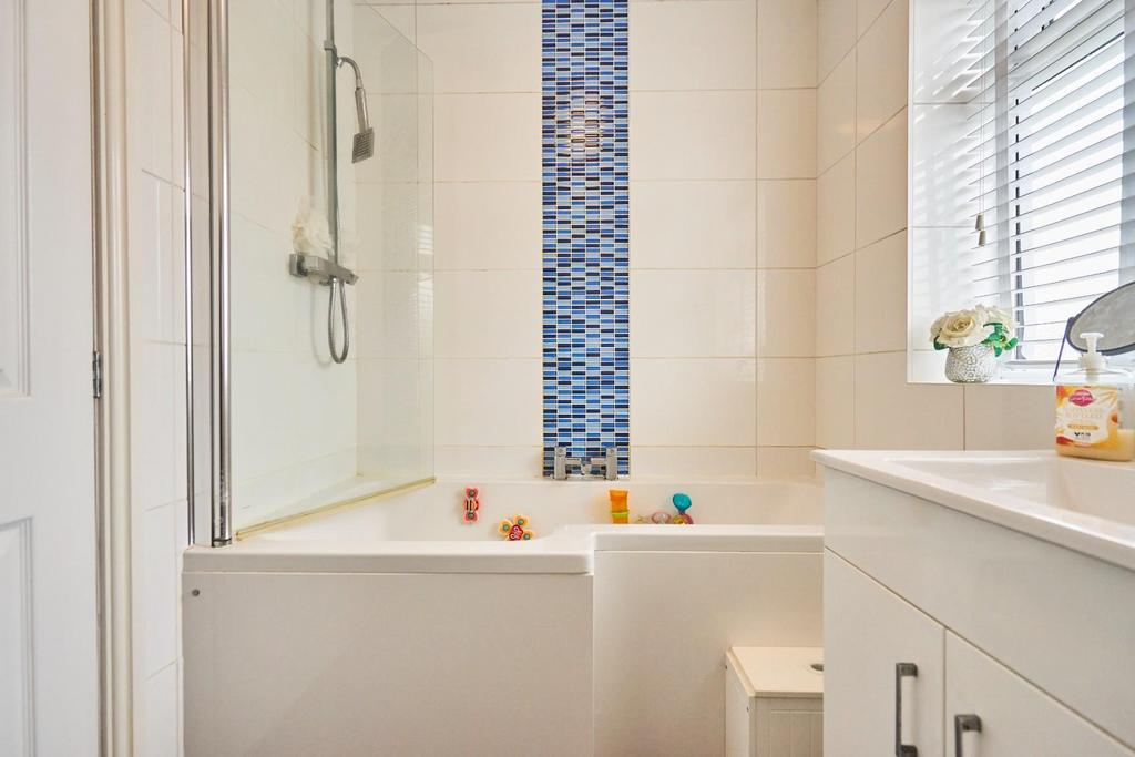 Family Bathroom-002.jpg