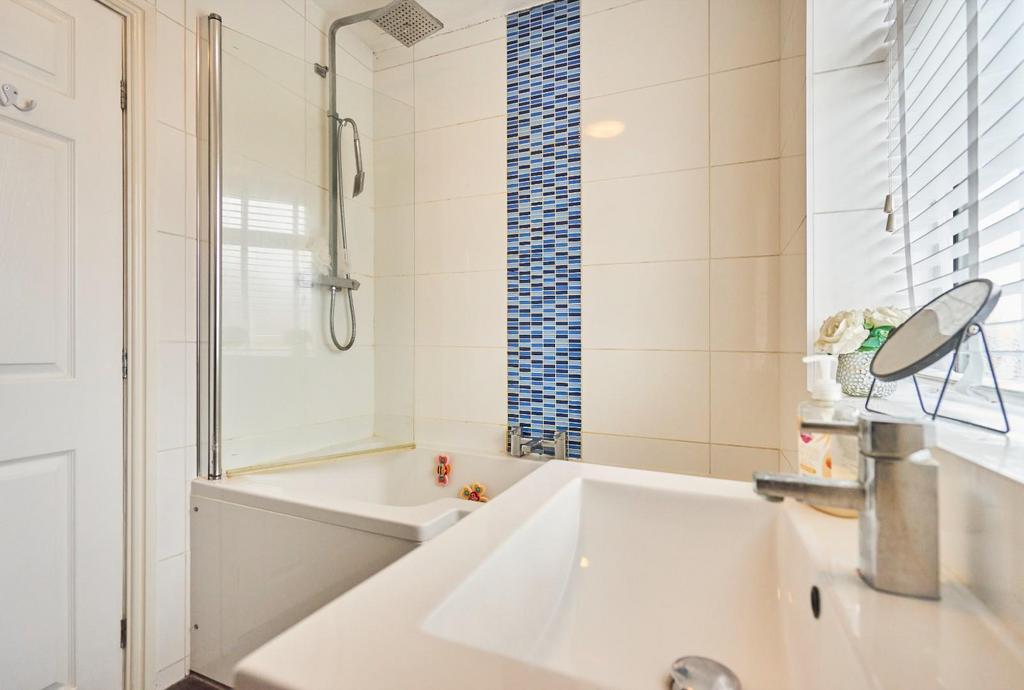 Family Bathroom-003.jpg