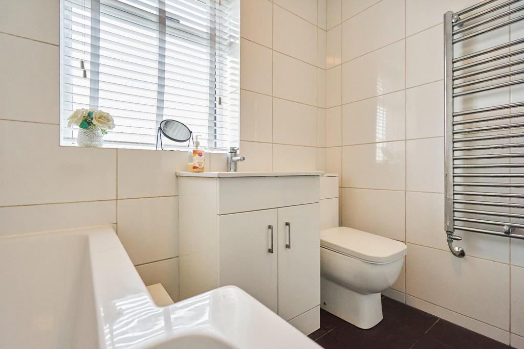 Family Bathroom-004.jpg