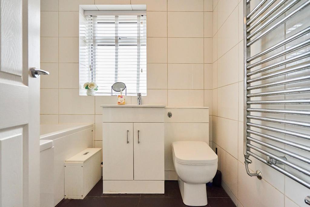 Family Bathroom-001.jpg
