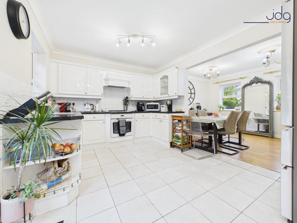 Kitchen & Dining Area