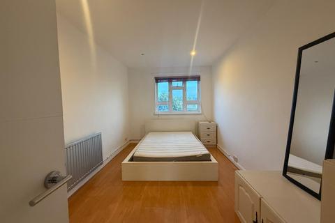 3 bedroom flat to rent, Southwell Road, London SE5