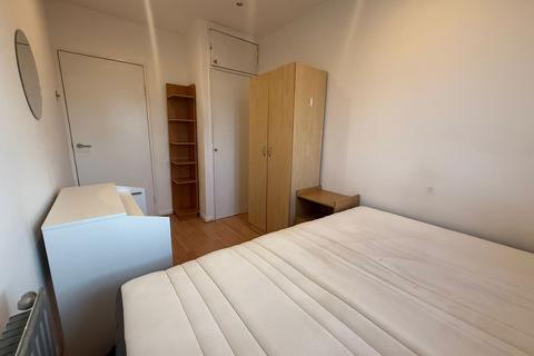 3 bedroom flat to rent, Southwell Road, London SE5