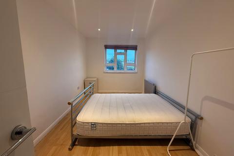 3 bedroom flat to rent, Southwell Road, London SE5