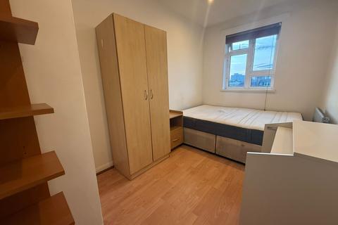3 bedroom flat to rent, Southwell Road, London SE5