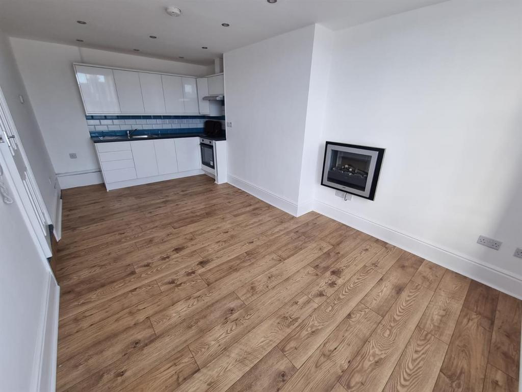 Lounge/Kitchen 3
