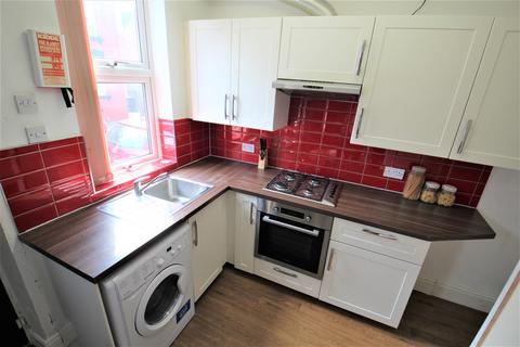 3 bedroom terraced house to rent, Kelsall Place, Hyde Park , Leeds, LS6 1RA