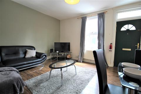 3 bedroom terraced house to rent, Kelsall Place, Hyde Park , Leeds, LS6 1RA