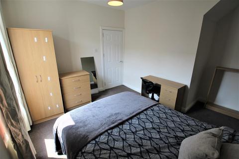 3 bedroom terraced house to rent, Kelsall Place, Hyde Park , Leeds, LS6 1RA