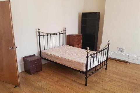 undefined, *£110pppw excluding bills* 6 Bed on Burford Road NG7 6BB