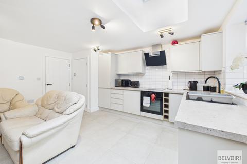 4 bedroom detached house to rent, Sheffield Road, Hackenthorpe, Sheffield, S12