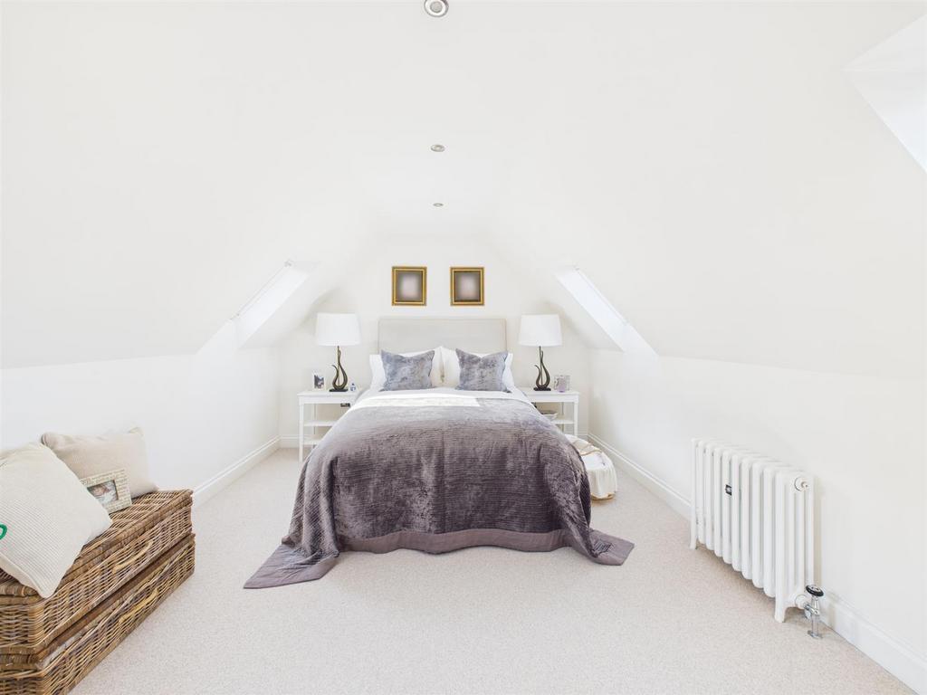 CAM04392 G0-PR0146-STILL036.jpg