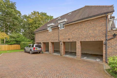 2 bedroom flat for sale, Bisham House, Woodside Gardens, Marlow, Buckinghamshire, SL7 1FQ