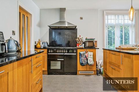 4 bedroom detached house for sale, Woodland Ravine, Scarborough, YO12 6TA