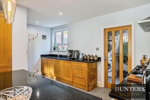 4 bedroom detached house for sale, Woodland Ravine, Scarborough, YO12 6TA