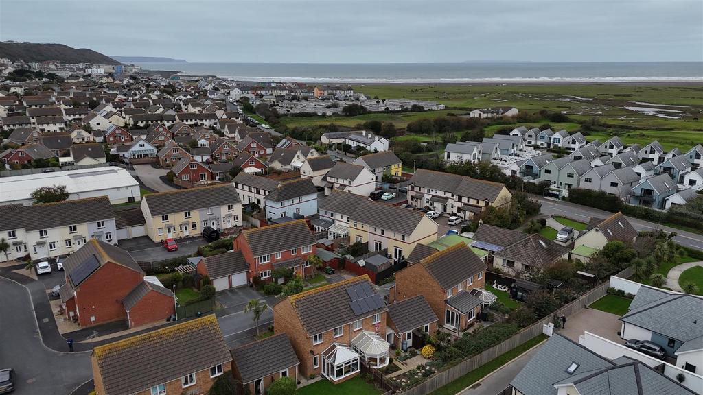 16 Commodore Close Aerial 2.JPG