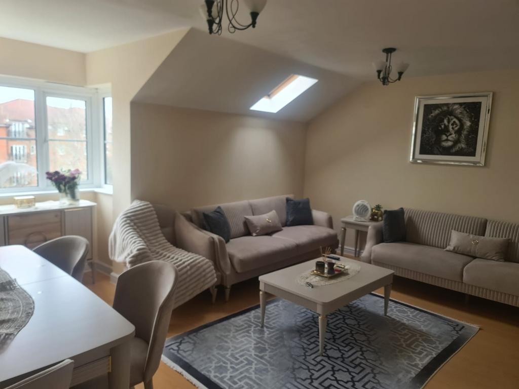 2 bed Leasehold flat for sale in Ottawa Court, Lo