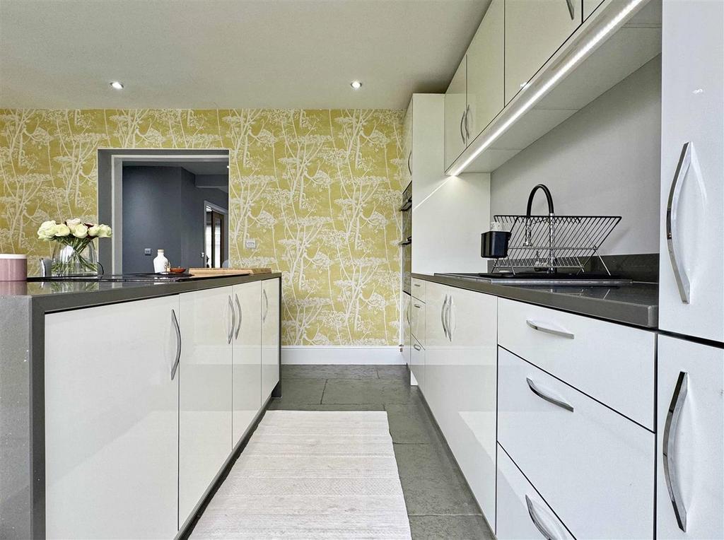 Kitchen b.jpg