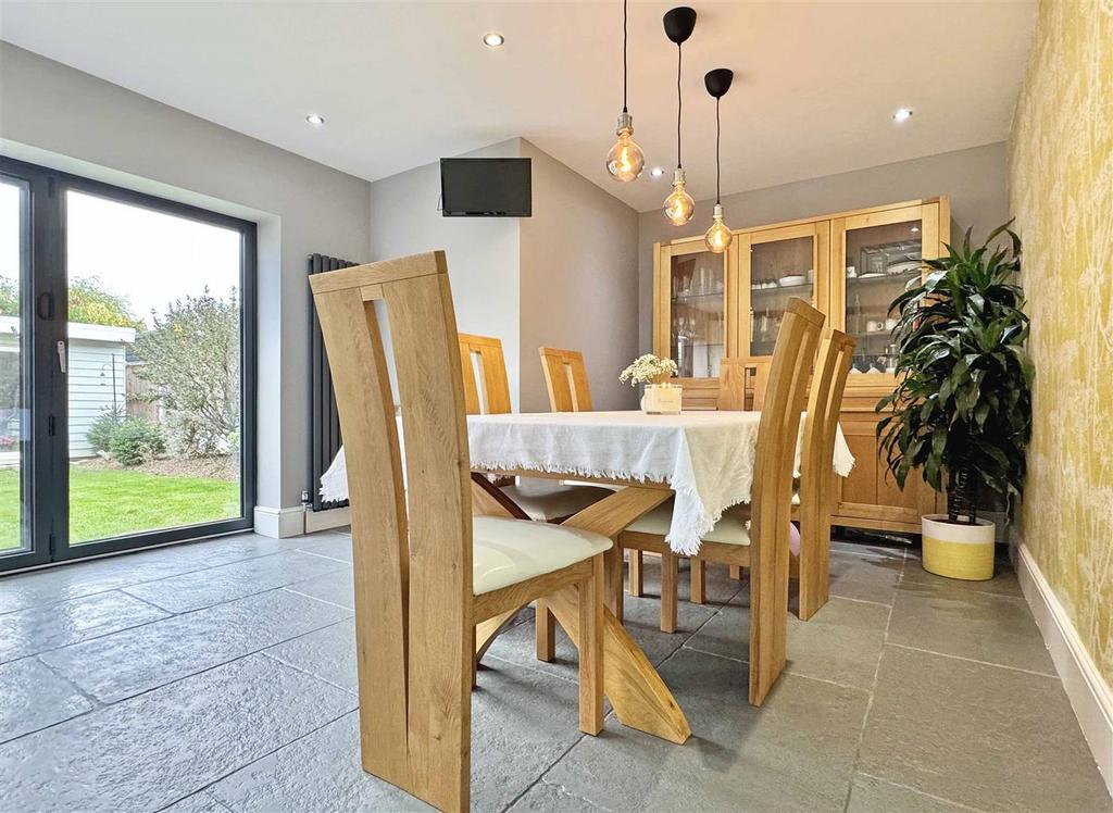 Dining Area b.jpg