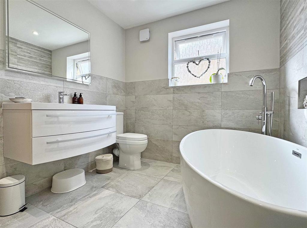 Bathroom b.jpg