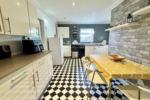4 bedroom semi-detached house for sale, Ridings Avenue, Smithies, Barnsley S71 2AT