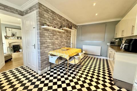4 bedroom semi-detached house for sale, Ridings Avenue, Smithies, Barnsley S71 2AT