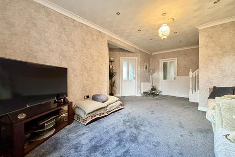 undefined, Highlands Close, Bradford BD7