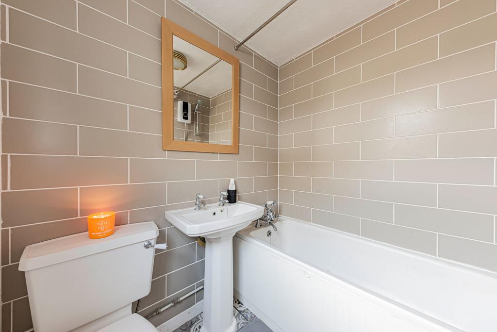 Bathroom W.C (1)