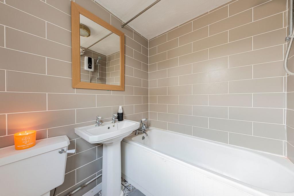 Bathroom W.C (1)