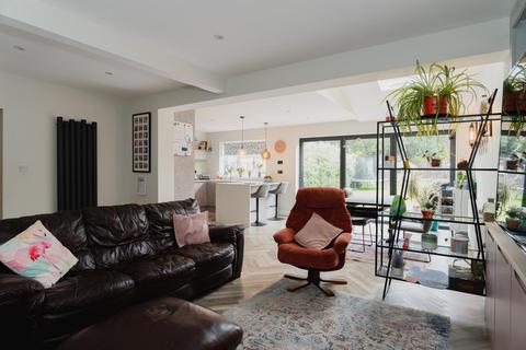 24 Read Road, Ashtead, KT21 2HS