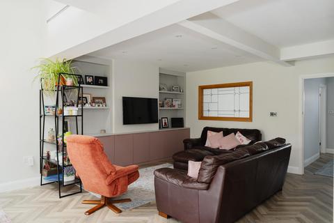 24 Read Road, Ashtead, KT21 2HS