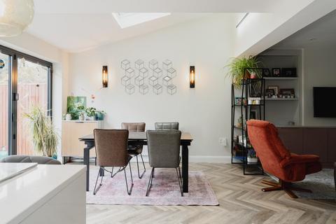 24 Read Road, Ashtead, KT21 2HS