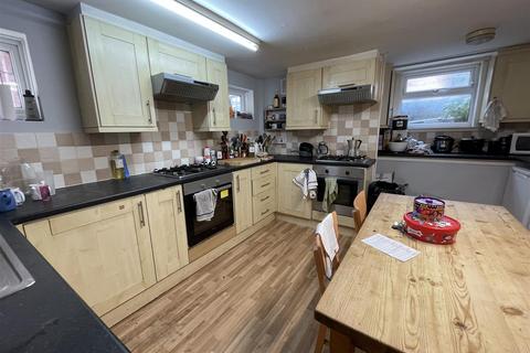 6 bedroom terraced house to rent, Hartley Avenue, Woodhouse, Leeds, LS6 2LP