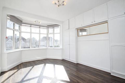 3 bedroom semi-detached house to rent, Broadmead Road, Woodford Green, IG8