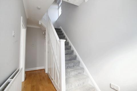 3 bedroom semi-detached house to rent, Broadmead Road, Woodford Green, IG8