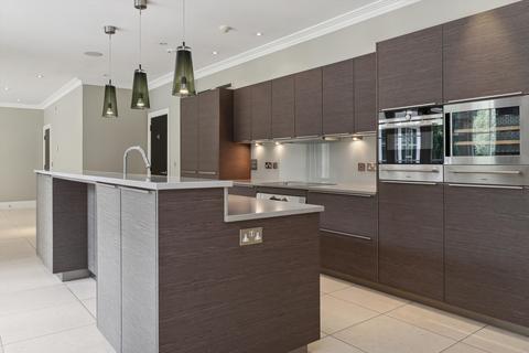5 bedroom detached house to rent, The Barton, Cobham, Surrey, KT11