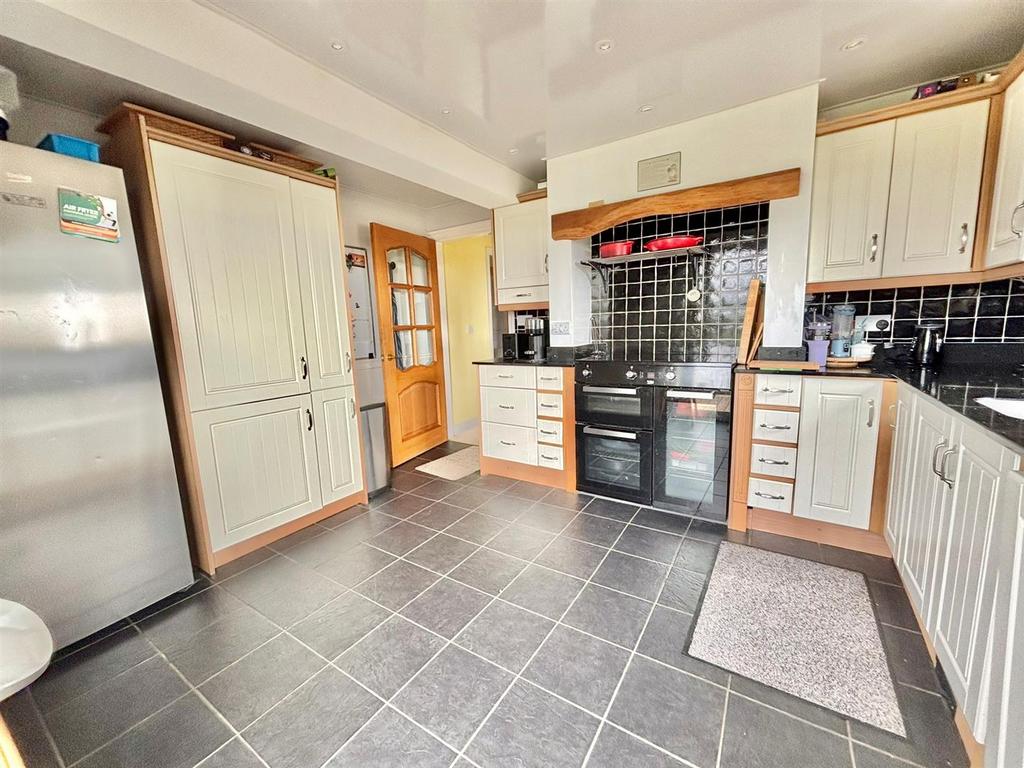 Kitchen (First Floor)