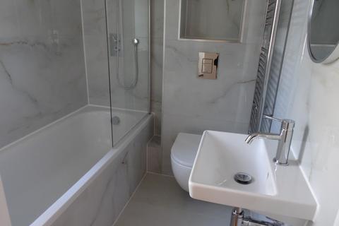 1 bedroom in a house share to rent, Addison Gardens, Surbiton, KT5 8DW