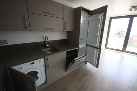 2 bedroom flat to rent, Verney Road