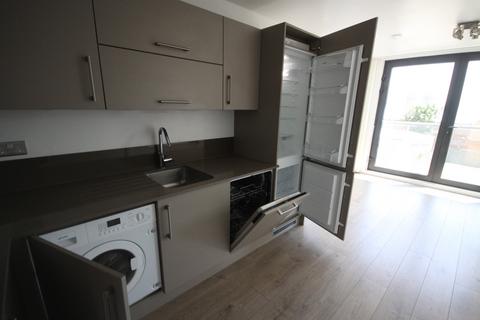 2 bedroom flat to rent, Verney Road