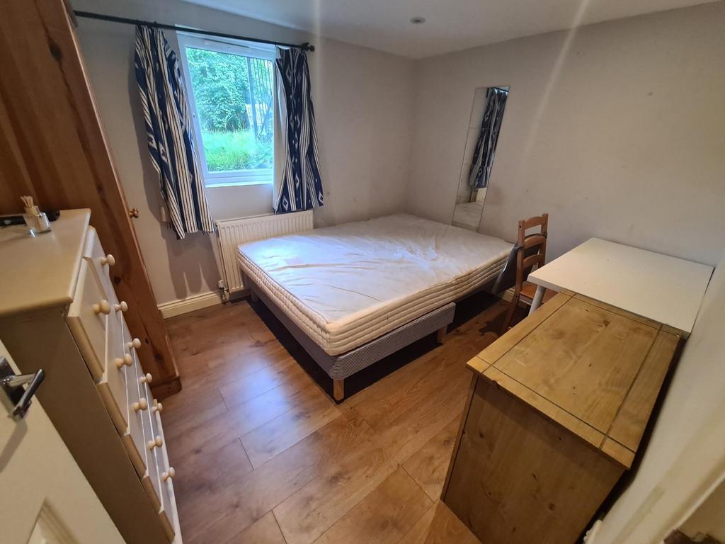 A tidy and well-maintained double bedroom featu...