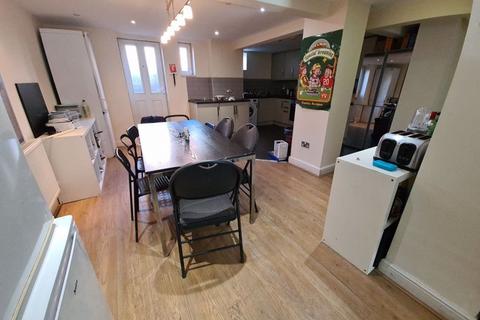 8 bedroom house to rent, Brudenell Avenue, Leeds LS6