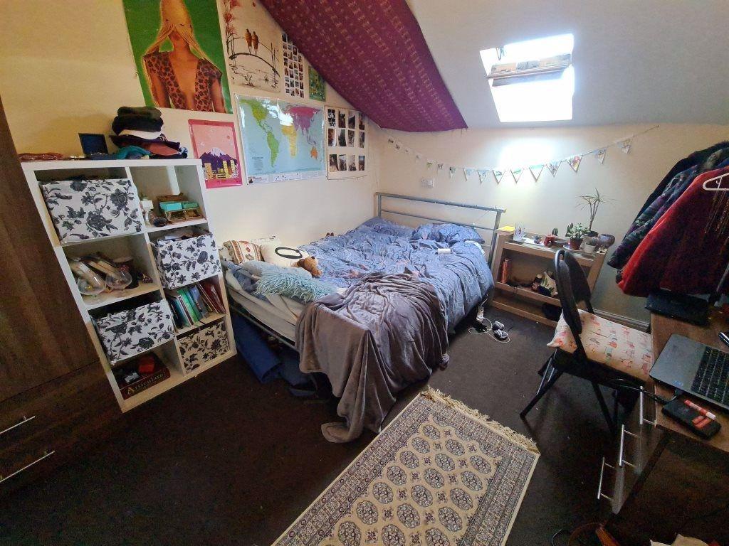A cozy single bedroom featuring a comfortable b...