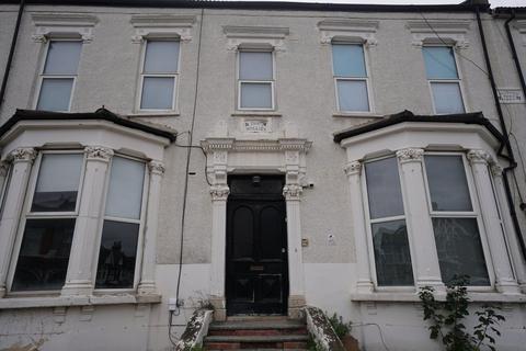 2 bedroom flat to rent, Aldborough Road South