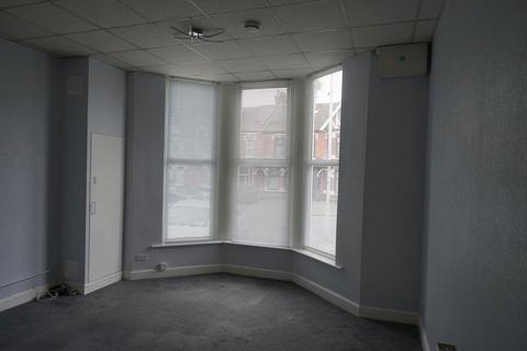2 bedroom flat to rent, Aldborough Road South