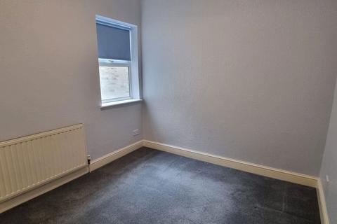 2 bedroom flat to rent, Aldborough Road South