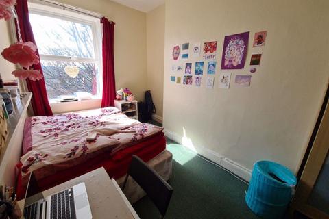 4 bedroom flat to rent, Moorland Road, Leeds LS6