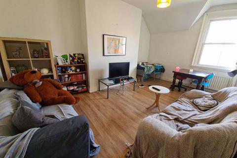 4 bedroom flat to rent, Moorland Road, Leeds LS6